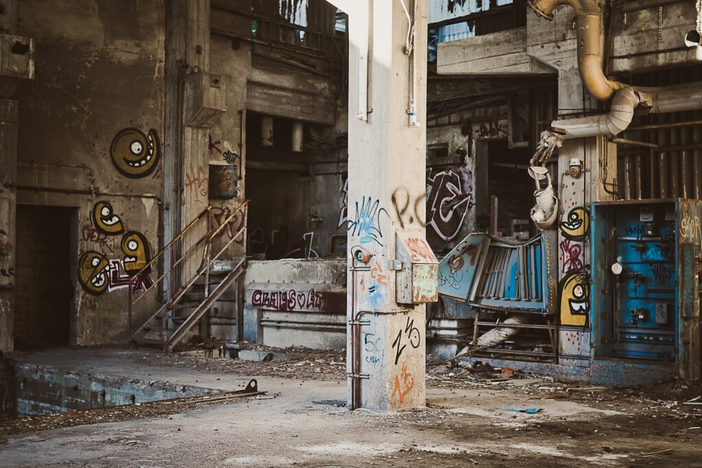 Övergiven lastkaj med grafitti på väggarna